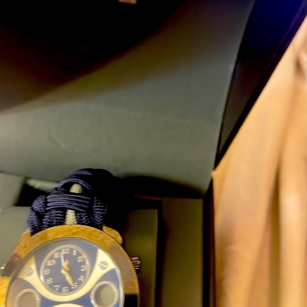 A man’s watch never been worn, but does need a battery because it’s been sitting
